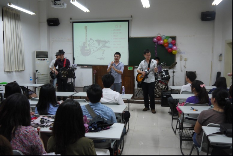 吉他协会成员进行精彩表演